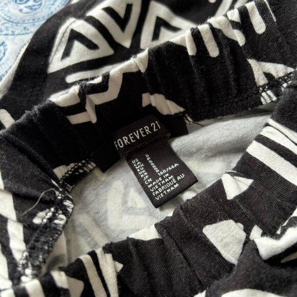 Size S skater/circle skirt, retro graphic print - Picture 5 of 5